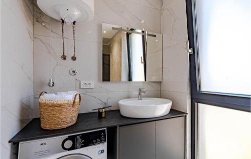 ein Badezimmer mit einem Waschbecken und einer Waschmaschine in der Unterkunft Stunning Apartment In Orebic With Kitchen in Orebić