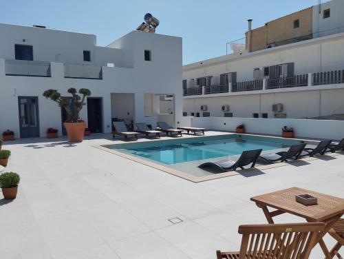 une piscine sur le toit d'un bâtiment dans l'établissement Meridiano, à Parikia