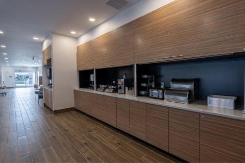 Kuchyň nebo kuchyňský kout v ubytování TownePlace Suites by Marriott Clinton