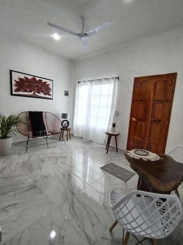 - un salon avec deux chaises et une porte en bois dans l'établissement Departamentos Santos, à Valladolid