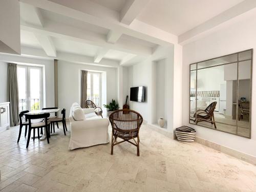 salon z kanapą i stołem w obiekcie Apartamento dúplex con piscina privada en terraza w mieście Alcalá de Guadaira