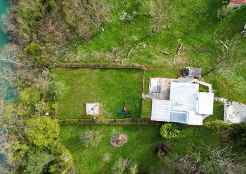 - une vue aérienne sur une cour avec une maison dans l'établissement Pixie House - Mrežnica, private pier, hot tub, à Gornji Zvečaj