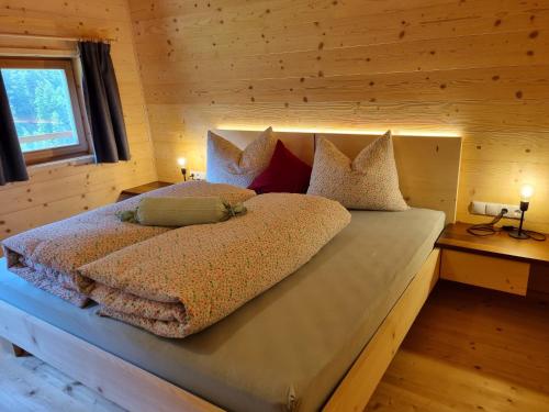 Giường trong phòng chung tại Bergchalet Englhof