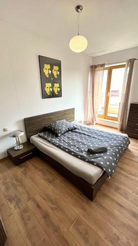 ein Schlafzimmer mit einem großen Bett in einem Zimmer in der Unterkunft Warszawa Bemowo Pokoje in Warschau