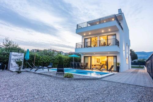 Beachfront Villa Sol&Mar with heated pool and jacuzzi