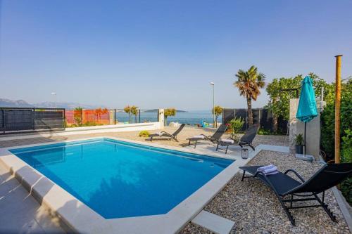 Beachfront Villa Sol&Mar with heated pool and jacuzzi
