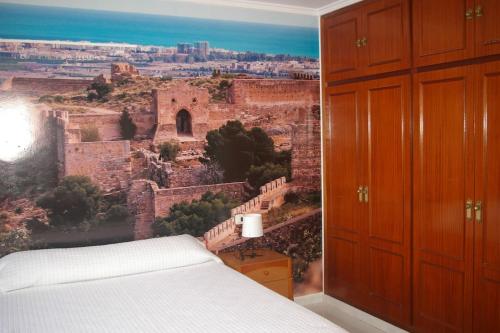 ein Schlafzimmer mit Blick auf die Ruinen einer Burg in der Unterkunft Apartamento Castillo - Alquiler de temporada in Puerto de Sagunto