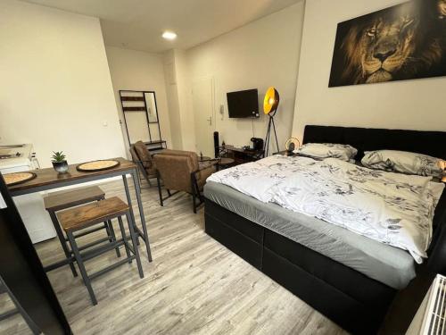 1 dormitorio con cama, escritorio y sofá cama en Wunderschöne City-Wohnung mit Gartennutzung Nähe Krefeld HBF, en Krefeld
