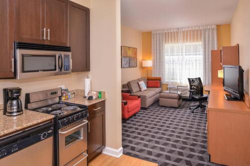 a kitchen and living room in a hotel room at TownePlace Suites Arundel Mills BWI Airport in Hanover