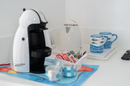 a sewing machine sitting on a counter next to cups at Almaré B&B in Crotone