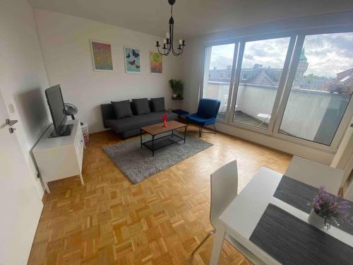 a living room with a couch and a table at Schöne, helle Wohnung im Zentrum in Münster