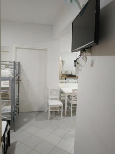 salon z telewizorem na ścianie w obiekcie Renia Studios w mieście Agia Pelagia