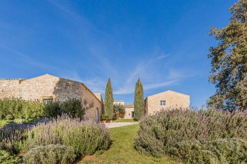 una vista esterna di una casa con alberi e cespugli di Baglio Occhipinti a Vittoria