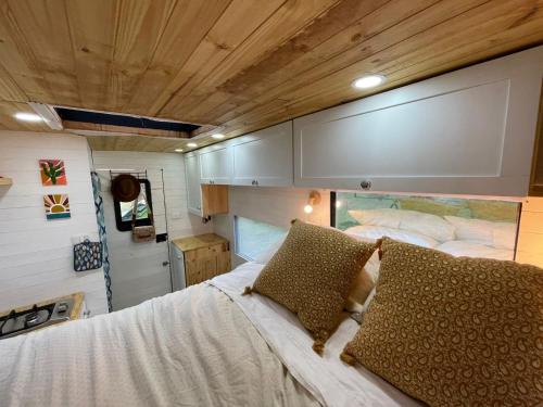 a bedroom with a bed in a tiny house at Yarumo Camper Trailer in Guasca