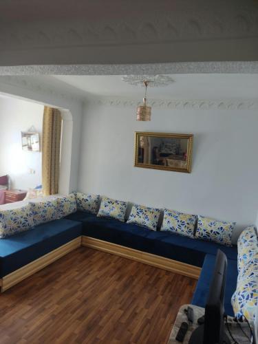 una sala de estar con un sofá azul en una habitación en Casa Fahssi, en Chefchaouen