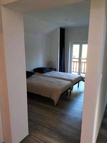 une chambre avec un grand lit dans une pièce dans l'établissement Appartement pour 4prs dans maison individuelle, à Allemont