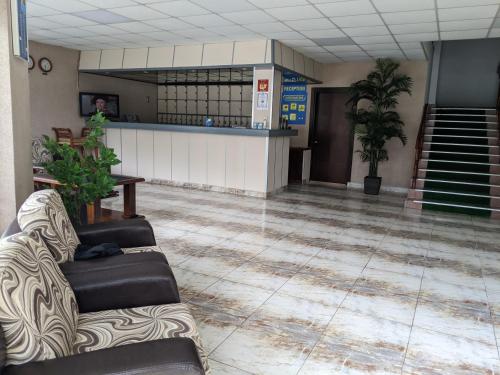 - une salle d'attente avec un canapé dans un bâtiment dans l'établissement Hotel Palma Weiss, à Kranevo