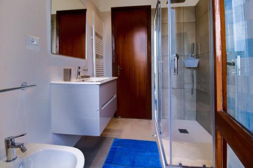 een badkamer met een douche, een wastafel en een toilet bij La terrazza - By Ligooria in Pietra Ligure
