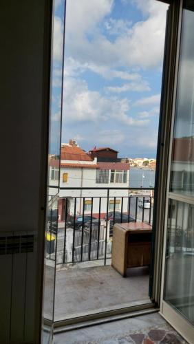 uma vista para uma varanda a partir de uma janela em 1 Room(2 Beds)Messina, Ganzirri em Messina