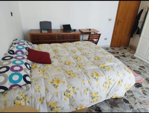 uma cama com um cobertor branco com flores em 1 Room(2 Beds)Messina, Ganzirri em Messina