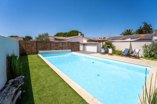 Piscine de l'établissement Hôtel Restaurant & Spa Plaisir ou située à proximité