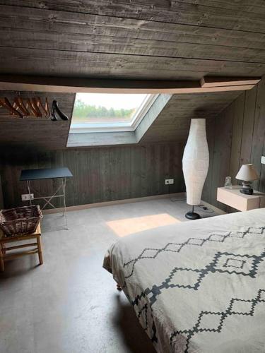 une chambre avec un grand lit et une fenêtre dans l'établissement Agréable appartement proche Libourne, à Fronsac