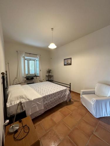 1 dormitorio grande con 1 cama y 1 sofá en Casa Vacanze Primavera en Maratea