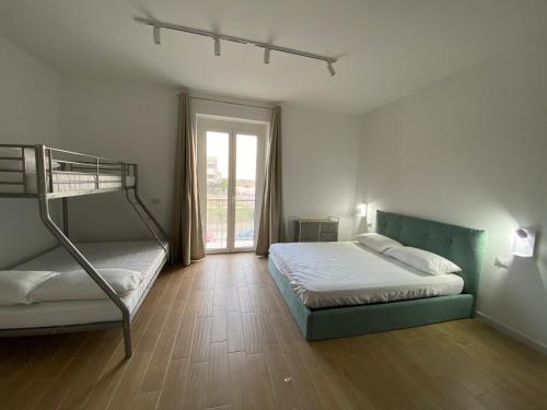1 dormitorio con 2 literas y ventana en G’S HOME, en Margherita di Savoia