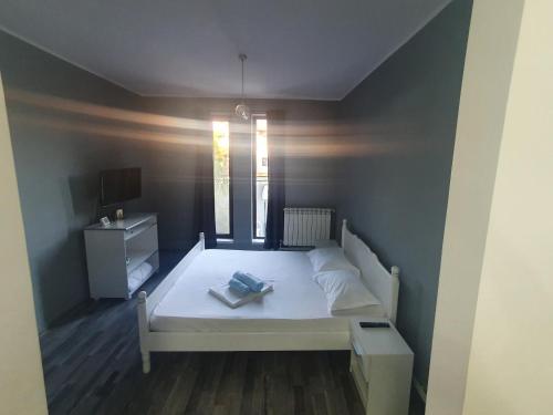 - une chambre avec un lit blanc et une fenêtre dans l'établissement Casa Alexia Eforie Nord, à Eforie Nord