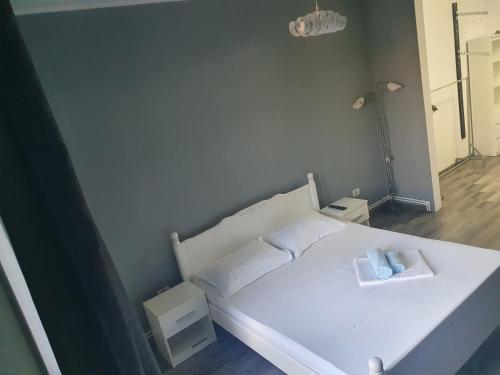 エフォリエ・ノルドにあるCasa Alexia Eforie Nordのベッドルーム1室(白いベッド1台、ナイトスタンド2台付)
