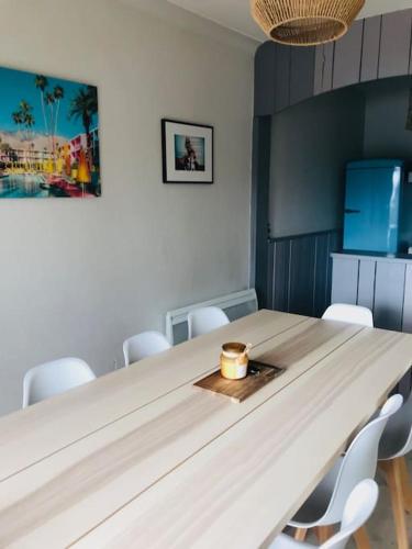 une salle de conférence avec une longue table et des chaises dans l'établissement Maison Face aux Remparts, à Aigues-Mortes