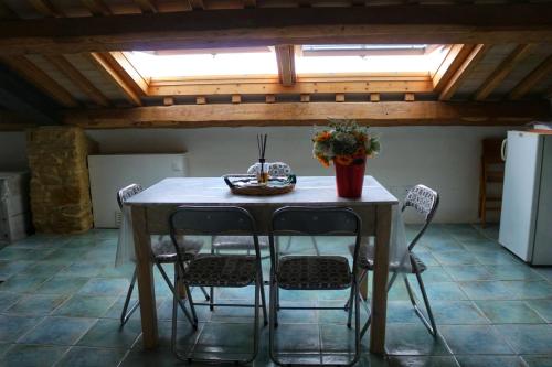 a table and chairs in a kitchen with a window at Monti D'Abruzzo holiday home in Crecchio