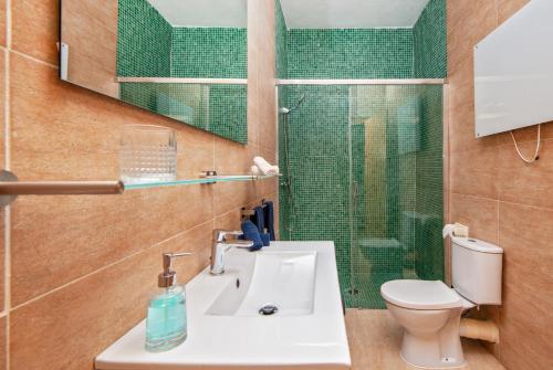 ファラニチュにあるFinca Sa Fuenteのバスルーム(洗面台、トイレ、ガラス張りのシャワー付)