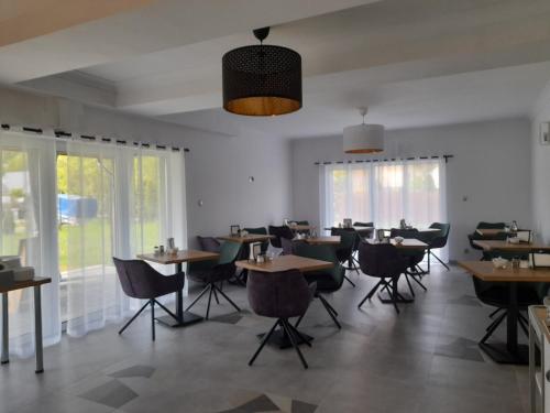 Restaurace v ubytování VILLA EDEN USTKA wypoczynek dla dorosłych