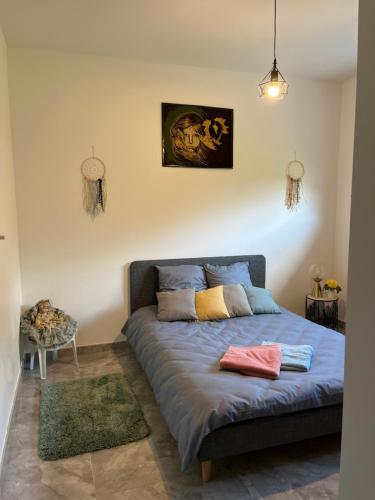 sypialnia z łóżkiem z niebieską kołdrą w obiekcie Chambre double -vue sur jardin w mieście Bergerac