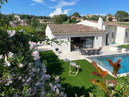 une vue extérieure d'une villa avec piscine dans l'établissement Villa Côté Soleil, à Auribeau-sur-Siagne