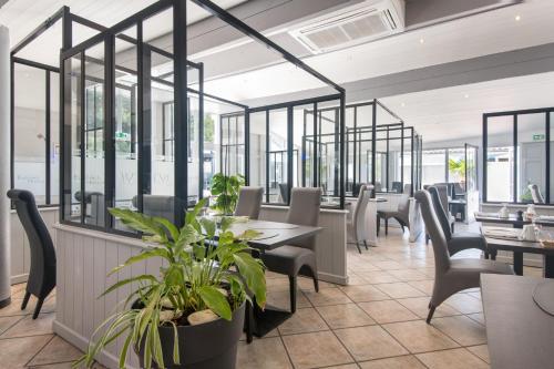 Hôtel Ile de Réにあるレストランまたは飲食店