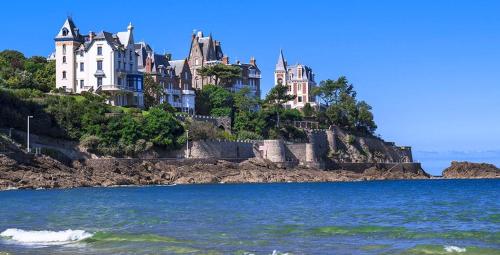 une grande maison sur une colline près de l'eau dans l'établissement Chambre chez Sylvain, à Pleurtuit