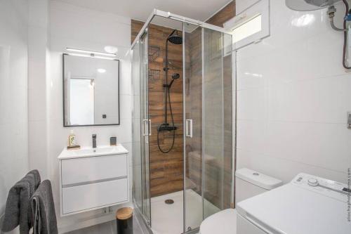 ein Bad mit einer Dusche, einem WC und einem Waschbecken in der Unterkunft Navira - Appartement le Pavillon in Le Lamentin