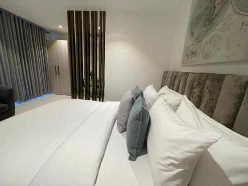 Ένα ή περισσότερα κρεβάτια σε δωμάτιο στο The Lennox Luxury Suites & Apartments