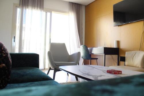 Un lugar para sentarse en Appt 22 Bloc G- Hicherraton plage Residence Bella Vista, BOUZNIKA BAY