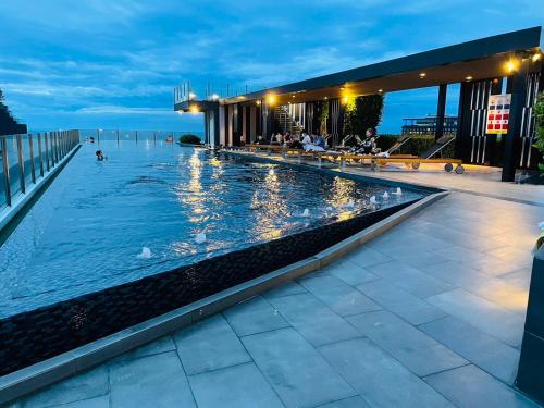 Бассейн в The base Central Pattaya 975 by Numam или поблизости