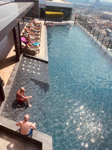 Бассейн в The base Central Pattaya 975 by Numam или поблизости