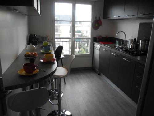 una cucina con tavolo e piatti di frutta di Apt Standing Bordeaux Chartrons a Bordeaux