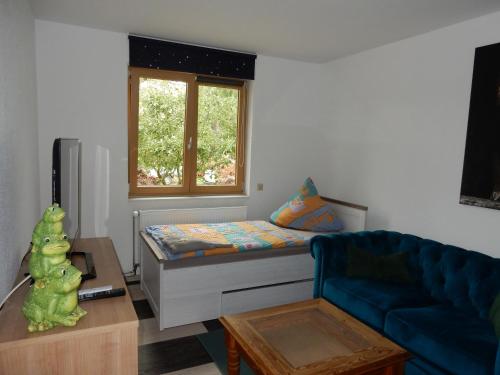 a small room with a bed and a couch at Feriengäste und Monteure in der Nähe von Berlin in Velten