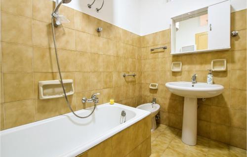 Bathroom sa 4 Bedroom Cozy Home In Reggio Calabria