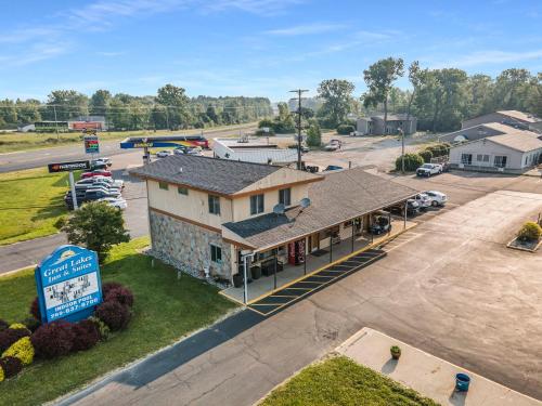 Great Lakes Inn & Suites – Photos 3