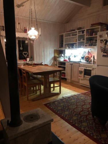 kuchnia z drewnianym stołem i lodówką w obiekcie Duved w mieście Duved