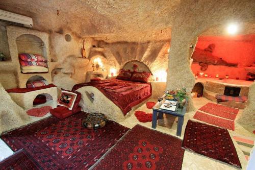 ein Schlafzimmer mit einem Bett in einem Zimmer im Höhlenstil in der Unterkunft אלאדין בקתות ומערות - נופש כפרי קסום ליד הכנרת in Had Nes