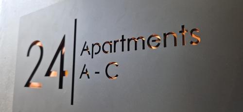 un signe avec les wordsautsauts sauts écrits sur un mur dans l'établissement Beautiful Studio Apartment - London, à Hounslow